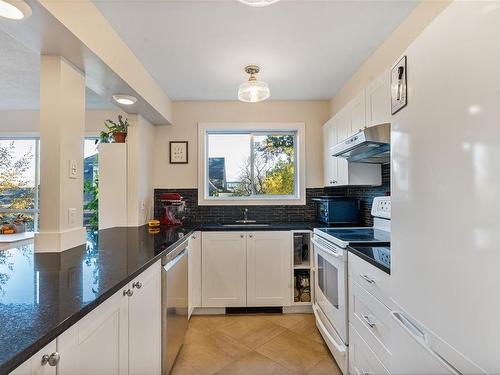 204-1714 Fort St, Victoria, BC - Indoor Photo Showing Kitchen