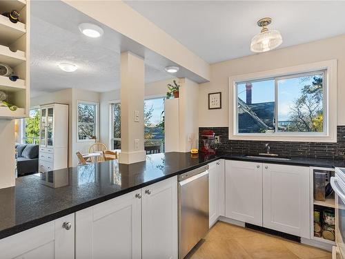 204-1714 Fort St, Victoria, BC - Indoor Photo Showing Kitchen