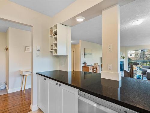 204-1714 Fort St, Victoria, BC - Indoor Photo Showing Kitchen