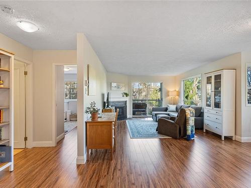 204-1714 Fort St, Victoria, BC - Indoor Photo Showing Living Room With Fireplace