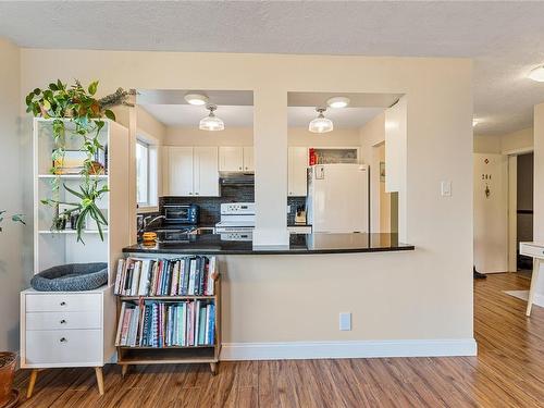 204-1714 Fort St, Victoria, BC - Indoor Photo Showing Kitchen