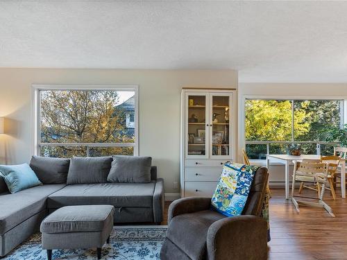 204-1714 Fort St, Victoria, BC - Indoor Photo Showing Living Room