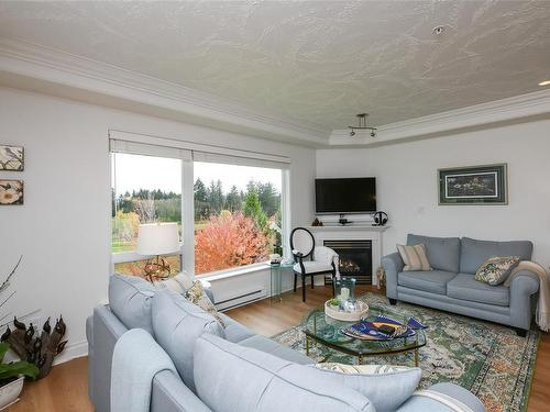 333-3666 Royal Vista Way, Courtenay, BC - Indoor Photo Showing Living Room