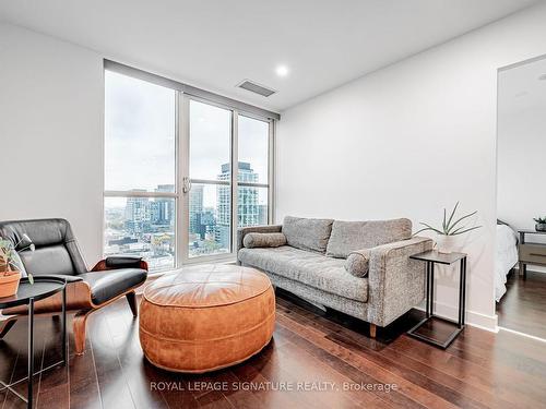 Ph16-320 Richmond St E, Toronto, ON - Indoor Photo Showing Living Room