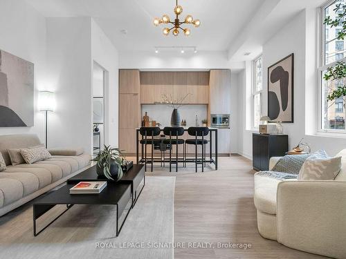 81 Shuter St, Toronto, ON - Indoor Photo Showing Living Room