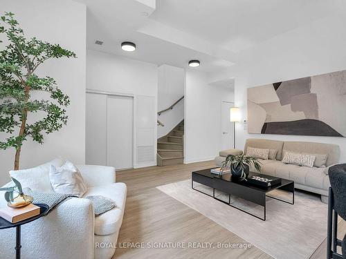 81 Shuter St, Toronto, ON - Indoor Photo Showing Living Room