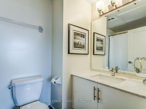 419-23 Glebe Rd W, Toronto, ON - Indoor Photo Showing Bathroom