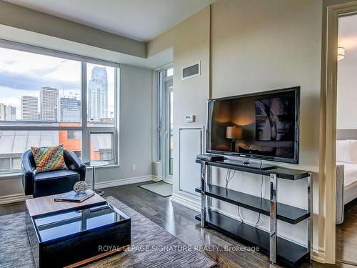 419-23 Glebe Rd W, Toronto, ON - Indoor Photo Showing Living Room