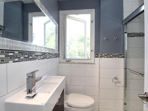 27 Cornwallis Dr, Toronto, ON - Indoor Photo Showing Bathroom