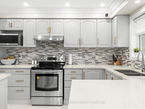 74 Littleleaf Cres, Markham, ON - Indoor Photo Showing Kitchen With Double Sink With Upgraded Kitchen