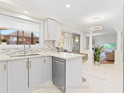 74 Littleleaf Cres, Markham, ON - Indoor Photo Showing Kitchen