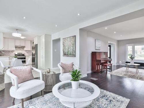 14 Grand Forest Dr, Barrie, ON - Indoor Photo Showing Living Room