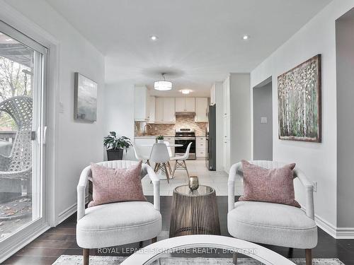 14 Grand Forest Dr, Barrie, ON - Indoor Photo Showing Living Room