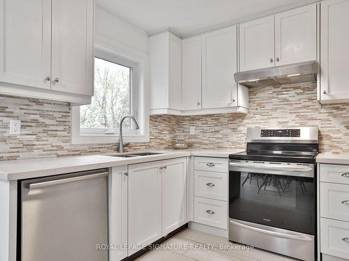 14 Grand Forest Dr, Barrie, ON - Indoor Photo Showing Kitchen With Double Sink With Upgraded Kitchen