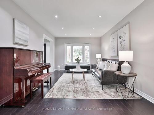 14 Grand Forest Dr, Barrie, ON - Indoor Photo Showing Living Room