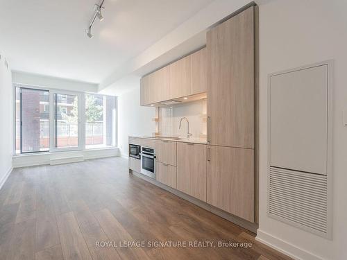 210-28 Ann St, Mississauga, ON - Indoor Photo Showing Kitchen