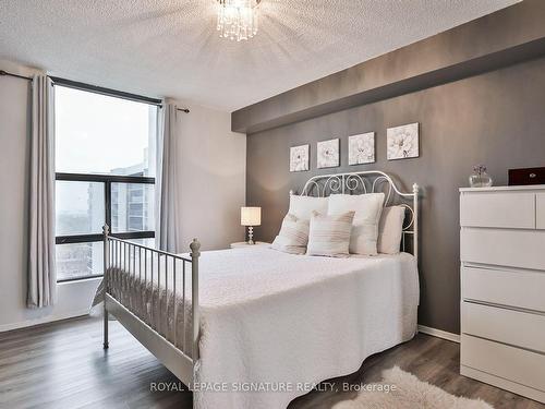 1703-17 Knightsbridge Rd, Brampton, ON - Indoor Photo Showing Bedroom