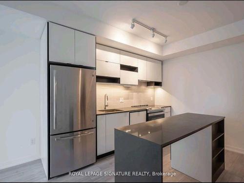 1801-4065 Confederation Pkwy, Mississauga, ON - Indoor Photo Showing Kitchen With Stainless Steel Kitchen