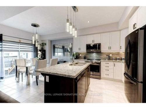 25-120 Vineberg Dr, Hamilton, ON - Indoor Photo Showing Kitchen With Double Sink With Upgraded Kitchen