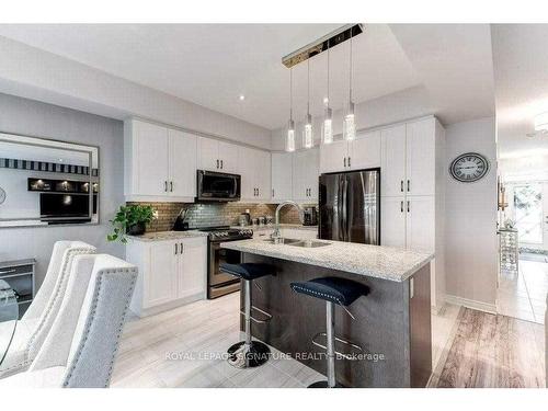 25-120 Vineberg Dr, Hamilton, ON - Indoor Photo Showing Kitchen With Double Sink With Upgraded Kitchen