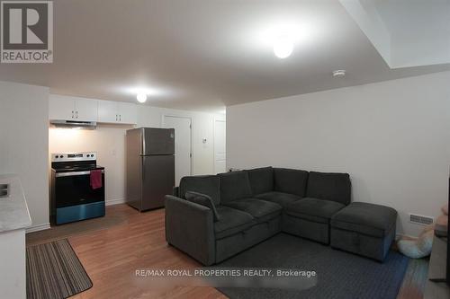 110 Durham Avenue, Barrie, ON - Indoor Photo Showing Living Room