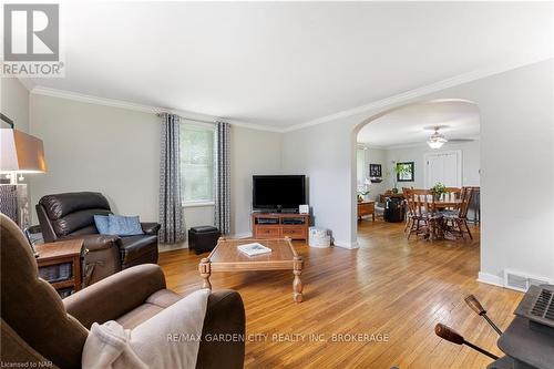 5400 North Service Road, Lincoln, ON - Indoor Photo Showing Living Room