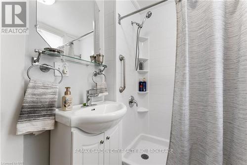 5400 North Service Road, Lincoln, ON - Indoor Photo Showing Bathroom