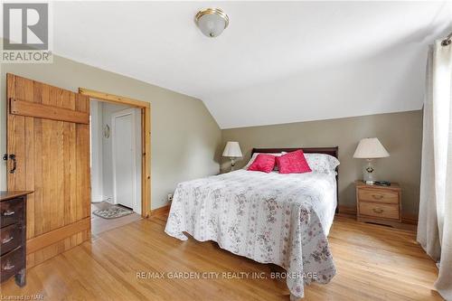 5400 North Service Road, Lincoln, ON - Indoor Photo Showing Bedroom