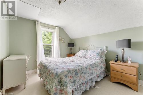 5400 North Service Road, Lincoln, ON - Indoor Photo Showing Bedroom