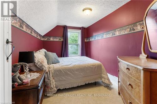 5400 North Service Road, Lincoln, ON - Indoor Photo Showing Bedroom