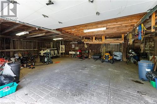 5400 North Service Road, Lincoln, ON - Indoor Photo Showing Garage