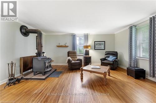 5400 North Service Road, Lincoln, ON - Indoor Photo Showing Living Room