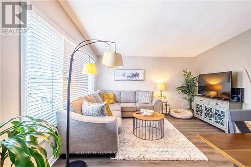 69 Ronaldshay Avenue, Hamilton, ON - Indoor Photo Showing Living Room