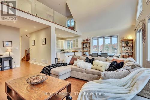 22 10Th Street S, Wasaga Beach, ON - Indoor Photo Showing Living Room