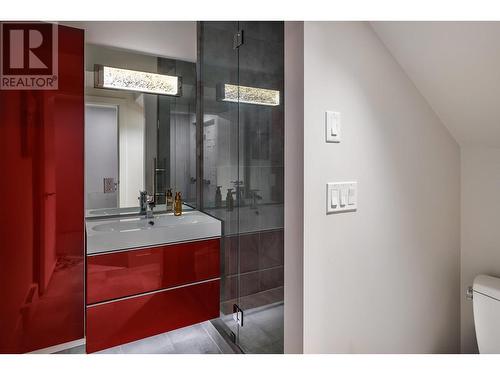 Main Floor Bathroom - 1156 Sunset Drive Unit# 113, Kelowna, BC - Indoor Photo Showing Bathroom