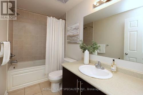 4-02 - 2420 Baronwood Drive, Oakville, ON - Indoor Photo Showing Bathroom