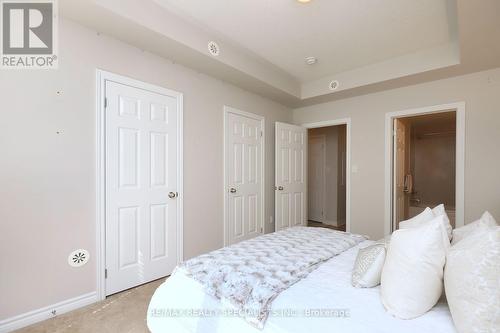 4-02 - 2420 Baronwood Drive, Oakville, ON - Indoor Photo Showing Bedroom