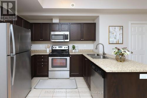 4-02 - 2420 Baronwood Drive, Oakville, ON - Indoor Photo Showing Kitchen With Double Sink