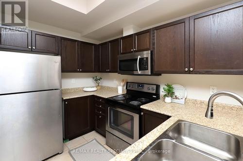 4-02 - 2420 Baronwood Drive, Oakville, ON - Indoor Photo Showing Kitchen With Double Sink