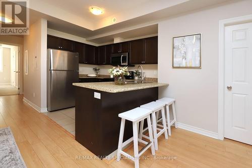 4-02 - 2420 Baronwood Drive, Oakville, ON - Indoor Photo Showing Kitchen