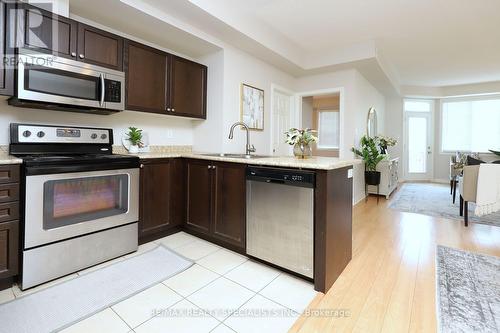 4-02 - 2420 Baronwood Drive, Oakville, ON - Indoor Photo Showing Kitchen