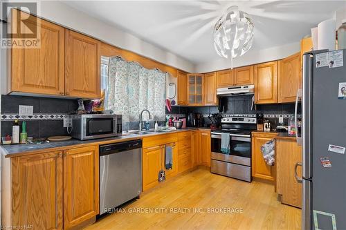 93 Silvan Drive, Welland (767 - N. Welland), ON - Indoor Photo Showing Kitchen With Double Sink