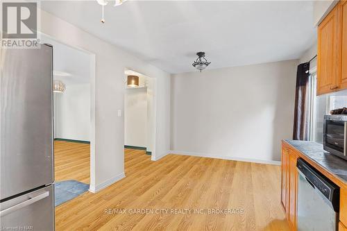 93 Silvan Drive, Welland (767 - N. Welland), ON - Indoor Photo Showing Kitchen