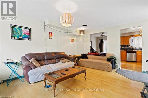 93 Silvan Drive, Welland (767 - N. Welland), ON - Indoor Photo Showing Living Room