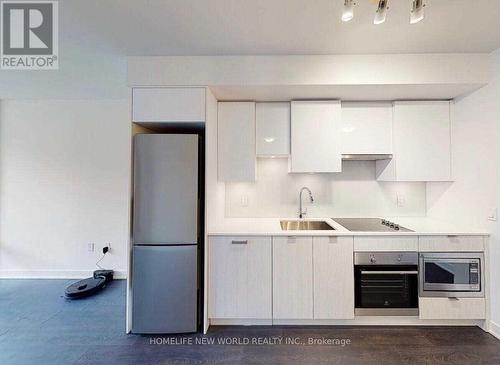 613 - 99 Broadway Avenue, Toronto, ON - Indoor Photo Showing Kitchen