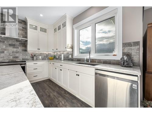 2760 Peregrine Way, Merritt, BC - Indoor Photo Showing Kitchen With Upgraded Kitchen