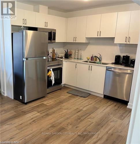 535 - 4263 Fourth Avenue, Niagara Falls (210 - Downtown), ON - Indoor Photo Showing Kitchen With Stainless Steel Kitchen With Double Sink