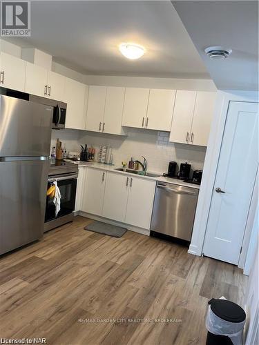 535 - 4263 Fourth Avenue, Niagara Falls (210 - Downtown), ON - Indoor Photo Showing Kitchen With Stainless Steel Kitchen With Double Sink