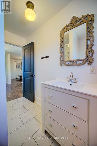 Upper - 425 English Street, London, ON - Indoor Photo Showing Bathroom