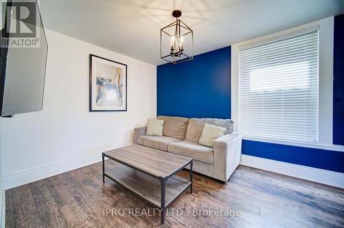 Upper - 425 English Street, London, ON - Indoor Photo Showing Living Room